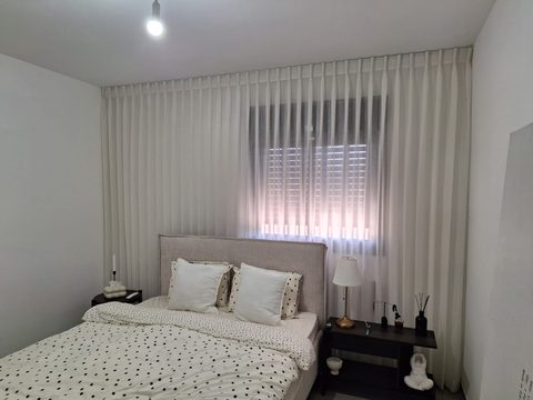 חדר שינה — וילון שקוף מקיר לקיר