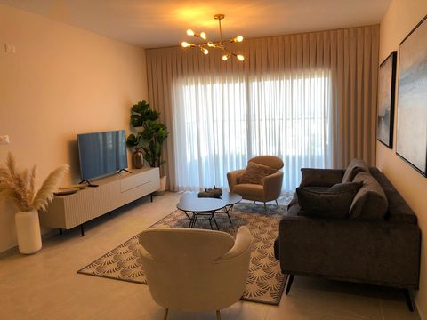 סלון דירה — שכבה כפולה: שקוף וּוילון בגוון חול