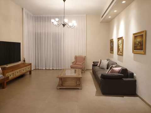סלון קלאסי — וילון שקוף בגוון שמנת