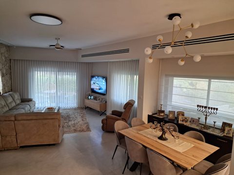 סלון ופינת אוכל — וילונות בגוון שמנת ורומאי
