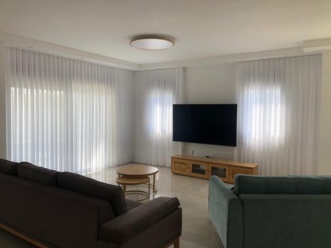 סלון עם שלושה קירות חלונות — וילונות ברצף